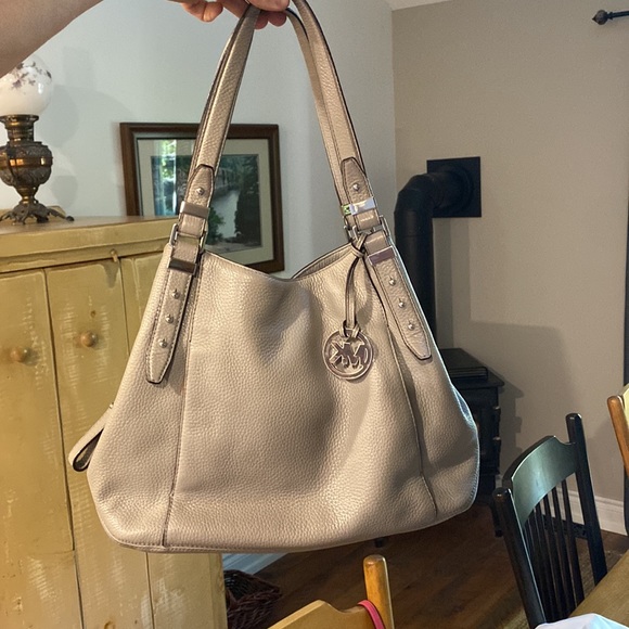 Micheal Kors Saddle Bag. MED-LARG. - Picture 7 of 8